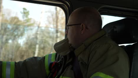 Bombero-Que-Viaja-Dentro-De-Un-Camión-De-Bomberos-En-La-Vía-Pública-Visto-Desde-El-Interior-De-La-Cabina