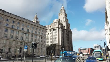 Slow-Motion-Straßenansicht-Der-Innenstadt,-Verfolgung-Des-Royal-Liverpool-Liverpool-Gebäudes-Mit-Dem-Verkehr-Darunter