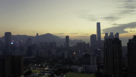 Puesta-De-Sol-En-Hong-Kong-Desde-El-Lado-De-Kowloon-Con-Una-Hermosa-Vista-De-La-Cpi