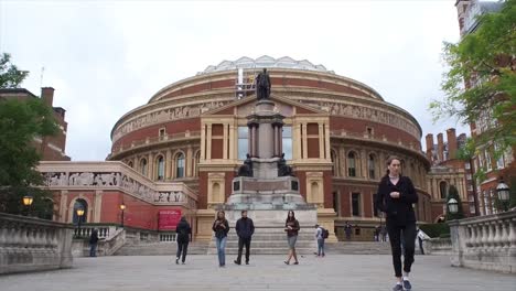 Die-Royal-Albert-Hall-Und-Die-Prinz-Albert-Statue,-Aufgenommen-In-South-Kensington,-London,-Großbritannien