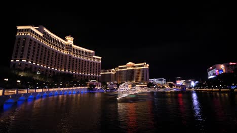 Vista-Panorámica-Del-Hotel-Bellagio-Y-El-Espectáculo-De-La-Fuente-De-Agua-Por-La-Noche-En-Las-Vegas-Alrededor-De-Marzo-De-2019.