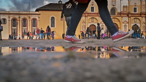 Gente-Pasando-Y-Reflexión-Catedral-Principal-En-San-Cristobal-De-Las-Casas,-Chiapas-México-Disparó-A-Gente-Que-Pasaba