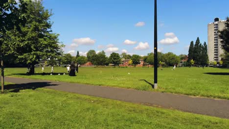 Kinder-Spielen-Fußball-Im-Park