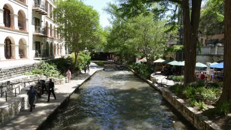 Timelapse-of-people-and-boats-on-the-riverwalk-San-Antonio-Texas