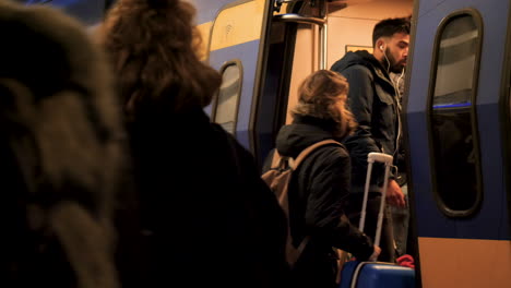 Train-to-Dordrecht-rush-hour