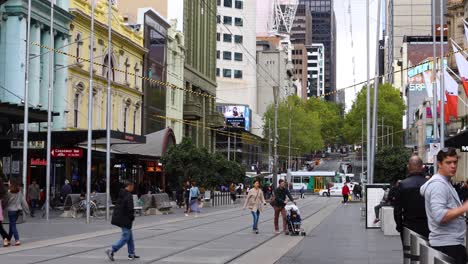 Weitwinkelaufnahme-Der-Bourke-Street,-Melbourne-Mit-Straßenbahnlinien-Im-Vordergrund