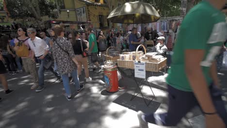 Vendedor-De-Barquillos-Tradicionales-En-El-Rastro,-Mercadillo-De-Madrid