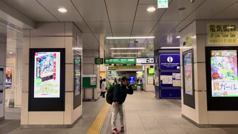 Dentro-De-La-Puerta-Eléctrica-De-La-Ciudad-De-La-Estación-De-Akihabara-Vacía-De-Pasajeros