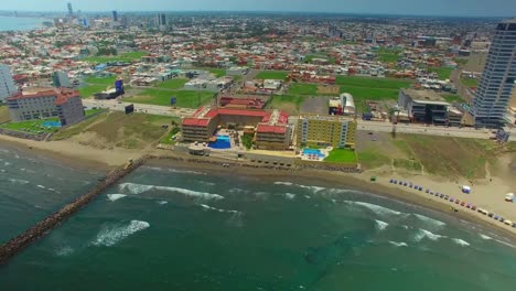 Droni-Hermosa-Mujer-Joven-En-La-Piscina-Cerca-Del-Mar,-Con-Un-Barco-Hundido