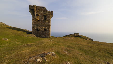 Lapso-De-Tiempo-De-La-Ruina-De-Una-Torre-De-Señales-De-La-Era-De-Napoleón-En-El-Camino-Atlántico-Salvaje,-Acantilados-De-Slieve-League,-Irlanda