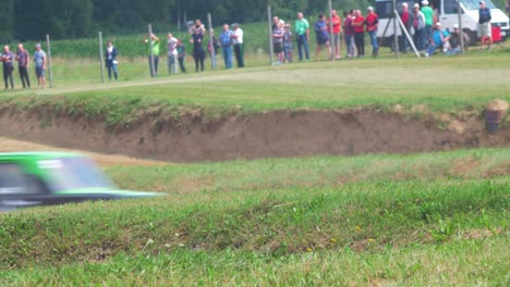 Autos-De-Autocross-Pasando-En-Carreras-De-Aficionados-En-La-Pista-De-Tierra,-Tiro-Medio-Sobre-La-Hierba