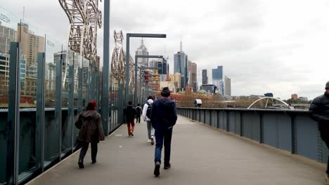 Puente-Peatonal-De-Turistas-De-Melbourne-Que-Se-Dirige-A-La-Estación-De-Flinder-Street-Durante-El-Día