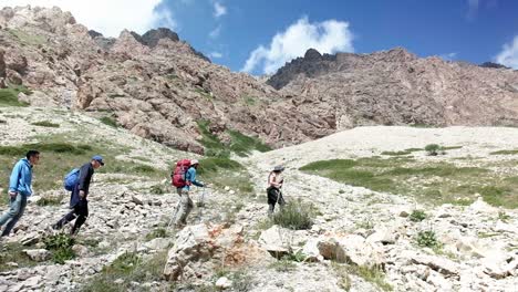 Gente-Haciendo-Senderismo-Y-Trekking-Por-Las-Montañas-De-La-Región-De-Osh-En-Kirguistán