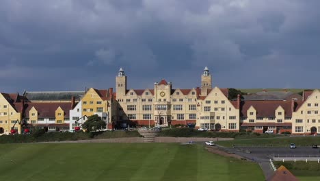 Estrecha-Vista-De-Perfil-Aéreo-De-La-Escuela-Roedean,-Situada-En-Los-Acantilados-De-Tiza-Cerca-De-Brighton,-Reino-Unido