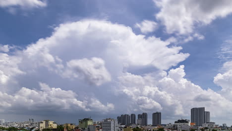 Un-Lapso-De-Tiempo-Por-La-Tarde-Que-Presenta-El-Desarrollo-De-La-Ciudad-Al-Amanecer-Y-Los-Edificios-Circundantes-En-El-Horizonte-Con-Un-Cielo-Nublado-Grande-Y-De-Rápido-Movimiento