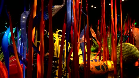 Farbenfrohe-Und-Faszinierende-Glasausstellungen-Des-Weltberühmten-Künstlers-Dale-Chihuly-Im-Chihuly-Garden-And-Glass-Museum-In-Seattle,-Washington