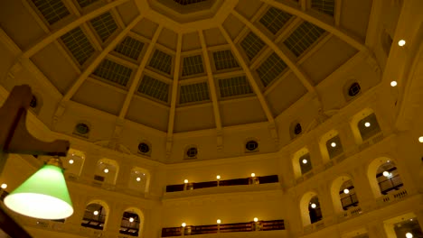 Staatsbibliothek-Victoria-Bei-Nacht-Menschen,-Die-In-Der-Bibliothek-Von-Melbourne-Studieren-Touristenattraktionen-Von-Melbourne,-Bibliothek-Von-Melbourne