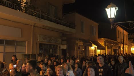 Griechen-Gehen-Auf-Der-Orthodoxen-Religiösen-Osterfeier-Und-Tragen-Einen-Schrein