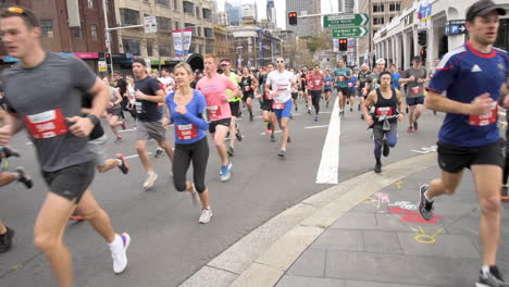 Hiperlapso-En-La-última-Mitad-De-La-Primera-Ola-De-Corredores-Rojos-Sembrados-Al-Comienzo-De-La-Carrera-Corriendo-Por-La-Calle-William