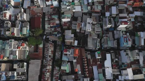 Morgendlicher-Drohnenflug-Mit-Direktem-Blick-Nach-Unten-über-Moderne-Wohn--Und-Reihenhäuser-Mit-Hoher-Dichte-Im-Mittelklasseviertel-Von-Ho-Chi-Minh-Stadt-In-Vietnam