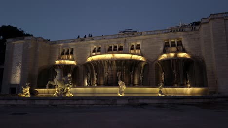 Fonte-Luminosa-Se-Sienta-Inmóvil-Iluminada-Por-La-Noche-En-Lisboa,-Portugal