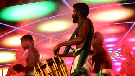 Eine-Gruppe-Von-Künstlern,-Die-Chenda-Melam-singari-Melam-Bei-Einem-Fest-Der-Architekturhochschule-In-Kerala-Aufführten