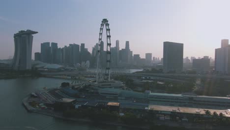 En-El-Sentido-Contrario-A-Las-Agujas-Del-Reloj-1-De-3:-Vista-Panorámica-Aérea-Del-Paisaje-Urbano-De-Singapur-Con-Atracciones-Turísticas-Populares,-Tomada-Con-Un-Dron