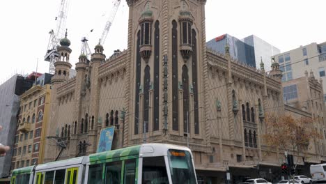 melbourne-daytime-traffic-footages-commuters-walking-intersection-in-Melbourne-CBD-melbourne-public-transport-melbourne-tram,-melbourne-train,-melbourne-bus