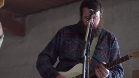 Solo-De-Guitarra-De-Una-Banda-Tocando-En-Un-Edificio-Abandonado