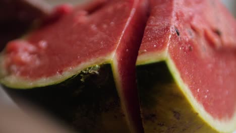 Schneiden-Einer-Frischen-Wassermelone-In-180-fps-Zeitlupe-Mit-Einem-Scharfen-Messer-In-Einer-Küche