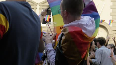 Festival-Lgbtq-Del-Orgullo-De-Leeds-2019-Hombre-Con-Gafas-Vestido-Con-Un-Traje-De-Orgullo-Gafas-De-Sol-Con-Brillo-De-Arcoíris-Bebiendo-Y-Bailando-De-Fiesta-Con-La-Música-4k-25p