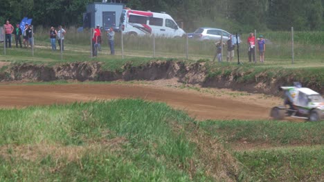 Buggies-De-Autocross-Después-Del-Final-En-Carreras-De-Aficionados-En-La-Pista-De-Tierra-En-Un-Día-Soleado-De-Verano,-Tiro-Medio-Desde-La-Distancia