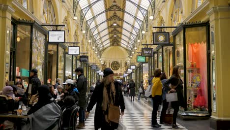 Royal-Arcade,-Melbourne,-Juli-2019-Historisches-Einkaufspassagengebäude-In-Melbourne---Beliebte-Touristenattraktion-In-Melbourne