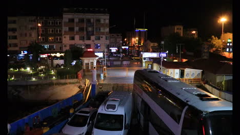 Gran-Buque-De-Carga-Que-Transporta-Vehículos,-Automóviles-Y-Autobuses,-Partiendo-Del-Muelle-En-Eceabat-Turquía-Por-La-Noche