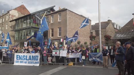 Schottische-Demonstranten-Und-Ihre-Fahnen-Vor-Der-Konzerthalle-Von-Perth,-Wo-Die-Tory-Leadership-Hustings-Stattfinden