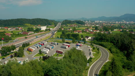 Parada-De-Camiones-Y-Gasolinera-En-La-Autopista,-Vista-Aérea,-Autopista-A1-Cerca-De-Celje,-Eslovenia