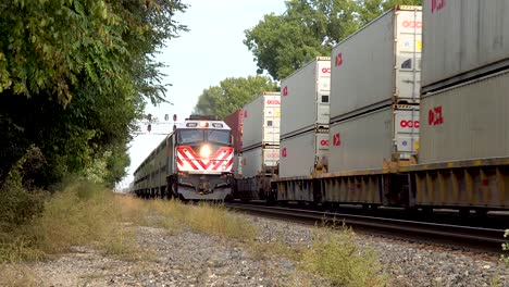 Güterzug-Und-Nahverkehrszug-Fahren-Aneinander-Vorbei-4k