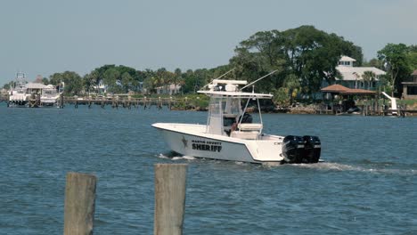 Patrulla-En-Barco-Del-Sheriff-Del-Condado-De-Martin-Recorriendo-El-Canal-Stuart-Manatee-Pocket-Waterway-En-Florida