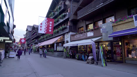 Zermatt-Switzerland,-circa-:-Shopping-Street-in-Zermatt-Village,-Switzerland