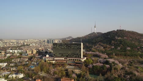 Grand-Hyatt-Hotel-Desde-Un-Dron-Con-La-Torre-Ytn-Al-Fondo---Seúl-Corea