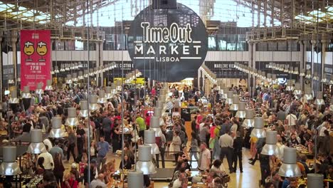 Menschen-Auf-Dem-Time-Out-Market-Lisboa,-Einer-Lebensmittelhalle-Und-Einer-Wichtigen-Touristenattraktion-Im-Mercado-Da-Ribeira-Am-Cais-Do-Sodre-In-Lissabon,-Portugal