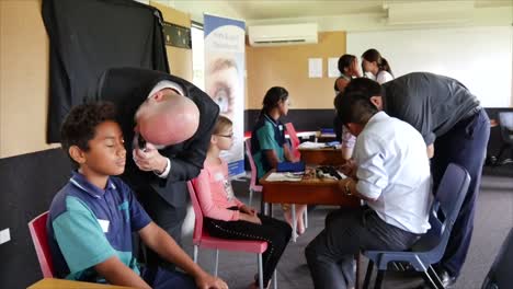 Auckland-Neuseeland-Optiker-überprüfen-Die-Sehkraft-Von-Schulkindern-In-Der-Grundschule