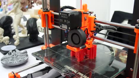 3D-printers-are-printing-digital-images-from-computers-in-3D-form