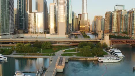 Dolly-Nach-Rechts,-Um-Den-Trump-Tower-Und-Den-Chicago-River-Während-Des-Sommersonnenaufgangs-Am-Frühen-Morgen-Freizulegen