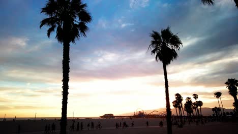 Zeitraffer-Des-Sonnenuntergangs-Am-Santa-Monica-Pier-Mit-Goldenem-Himmel-Und-Tiefrotem-Himmel