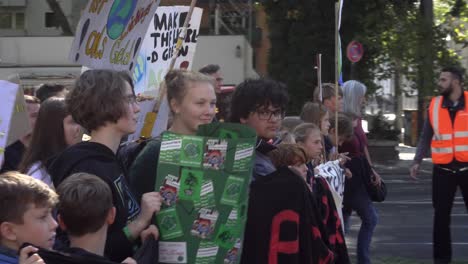 Niños-Protestando-Por-La-Justicia-Climática-En-Colonia