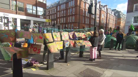 Protestschilder-Der-Extinction-Rebellion-Wehen-Im-Wind-Vor-Dem-Hauptbüro-In-London