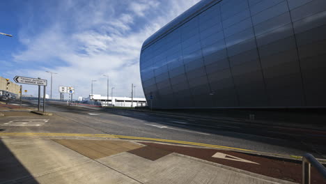 Lapso-De-Tiempo-Del-Tráfico-Por-Carretera-En-La-Terminal-De-La-Zona-De-Vuelo-Del-Aeropuerto-De-Dublín-En-Irlanda