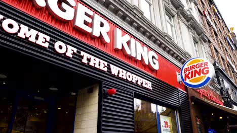 Frente-De-La-Tienda-Del-Restaurante-De-Comida-Rápida-Burger-King-De-Copenhague,-Tiro-De-Seguimiento