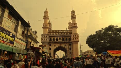 Monumento-Charminar-En-Hyderabad-Con-Multitud-Ocupada---Concepto-De-Sobreturismo-Que-Se-Muestra-Con-Personas-Sobre-Contaminadas-En-India---El-Concepto-De-Perdido-En-La-Multitud